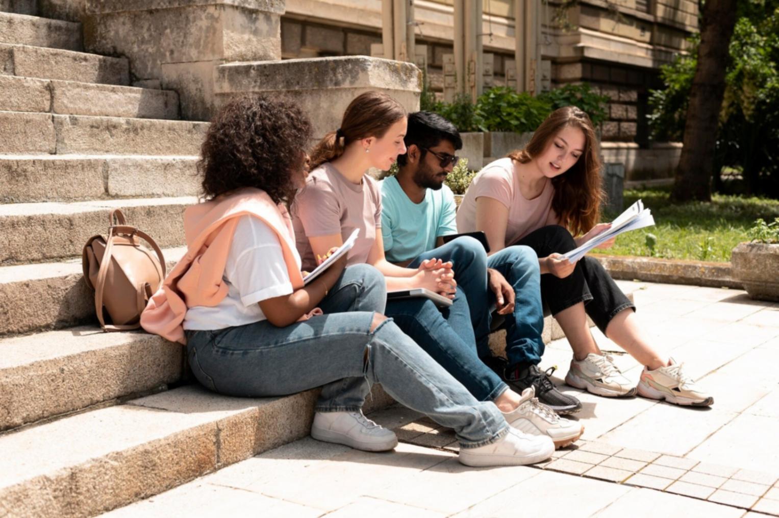 Étudiant analysant des graphiques financiers sur ordinateur